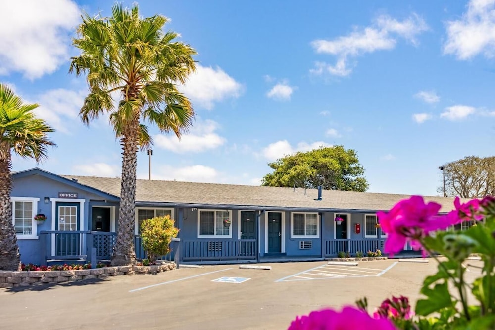 Monterey Fireplace Inn - photo 24