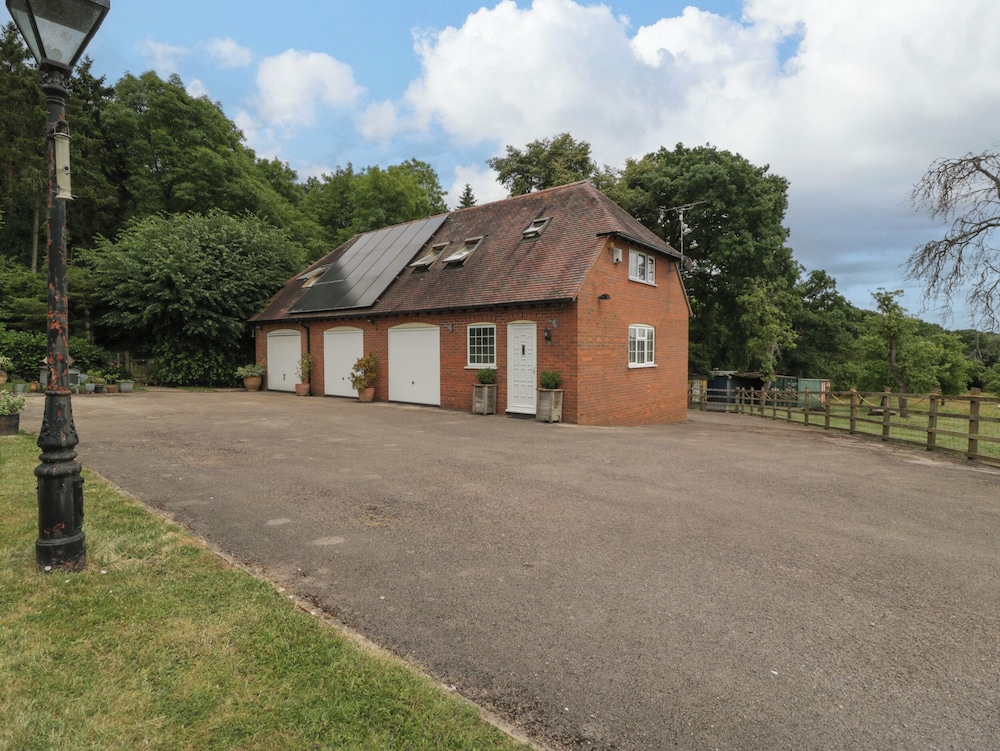 Whitlow Lodge Annex — 4-Star Luxury Hotel in Gloucester, United Kingdom