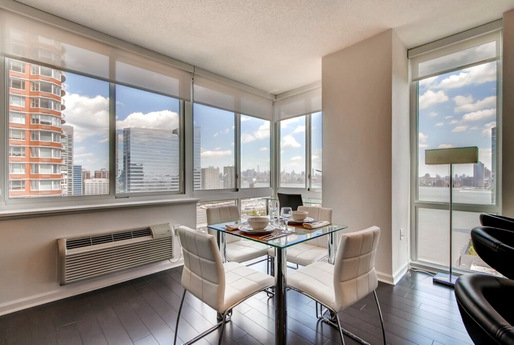 Global Luxury Suites at Newport - photo 13