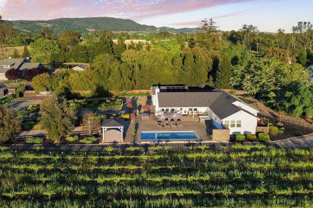 Chic Sonoma Oasis w Pool Bocce Hot Tub Minutes to Downtown in Sonoma, United States