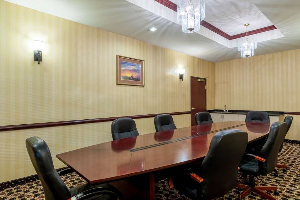 La Quinta Inn & Suites by Wyndham Dodge City - photo 23