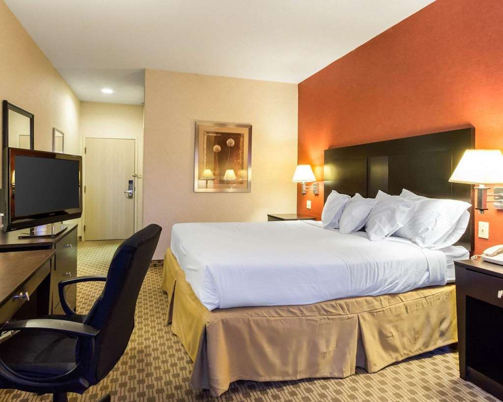 Quality Inn & Suites Oakwood Village Cleveland South - photo 11