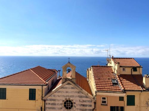 Elegant historic apartment with stunning sea view — 4-Star Luxury Hotel in Imperia, Italy