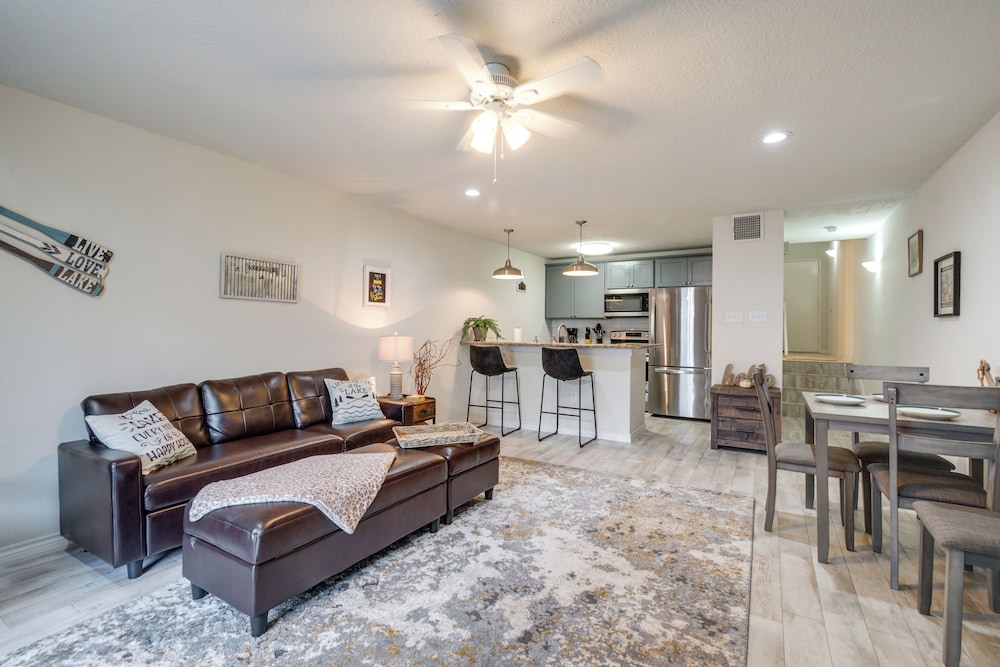 Lake Conroe Condo: Patio & Water Views — 4-Star Luxury Hotel in Montgomery, United States