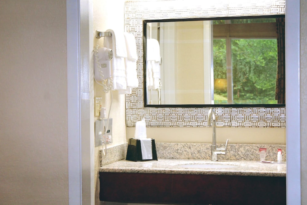 Residence Hub Inn & Suites - photo 10