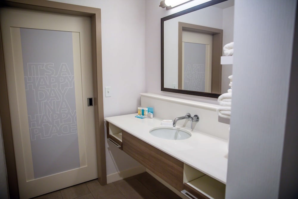 Hampton Inn Pontiac - photo 20