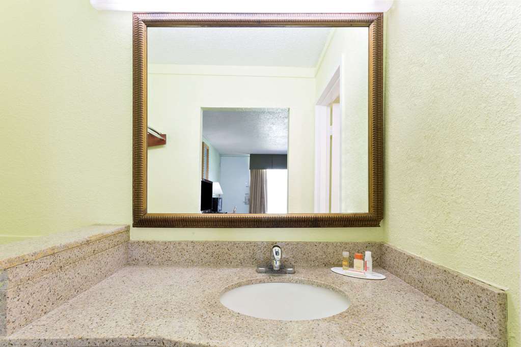 Days Inn by Wyndham Washington - photo 6