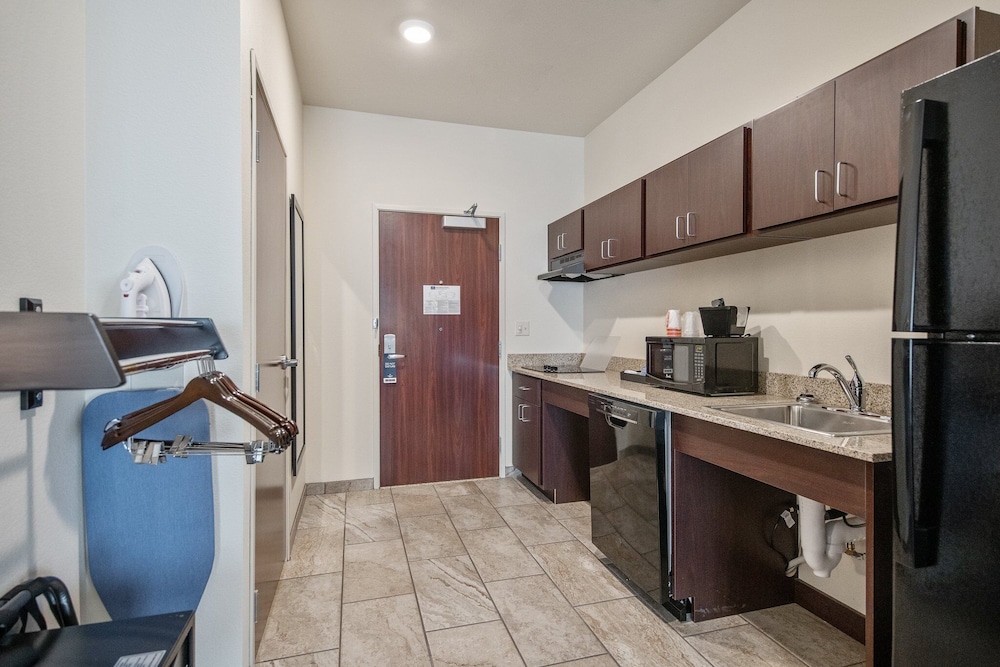 Cobblestone Hotel & Suites Austin - photo 30