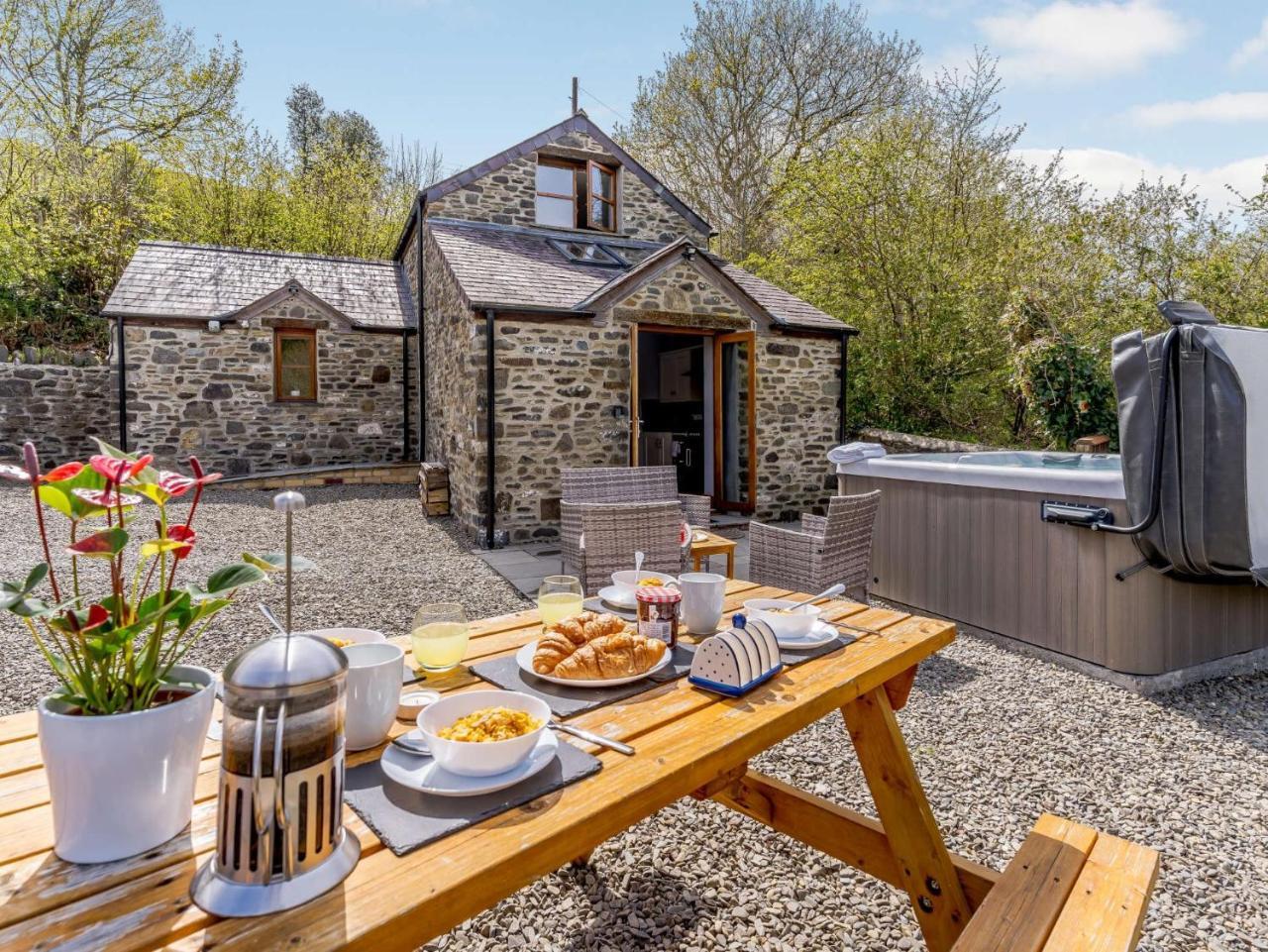 2 Bed in Aberaeron 45333