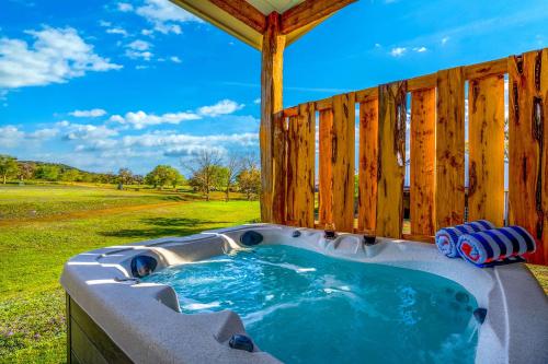 Bluebonnet Cottage with hot tub & VIEWS — 4-Star Luxury Hotel in Comfort, United States