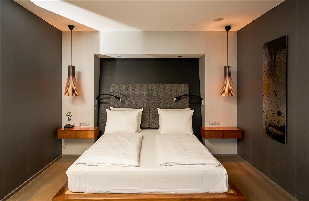 Inspired by the iconic energy of Studio 54 and the smooth legacy of jazz great Lionel Hampton — who once called this hotel home — Studio 45 is a 95qm sanctuary made for those who understand the difference between style and substance.