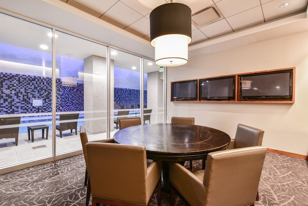 Global Luxury Suites at China Town - photo 31
