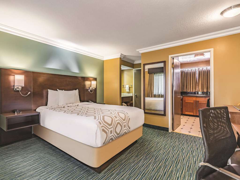 La Quinta Inn & Suites by Wyndham San Francisco Airport West - photo 23