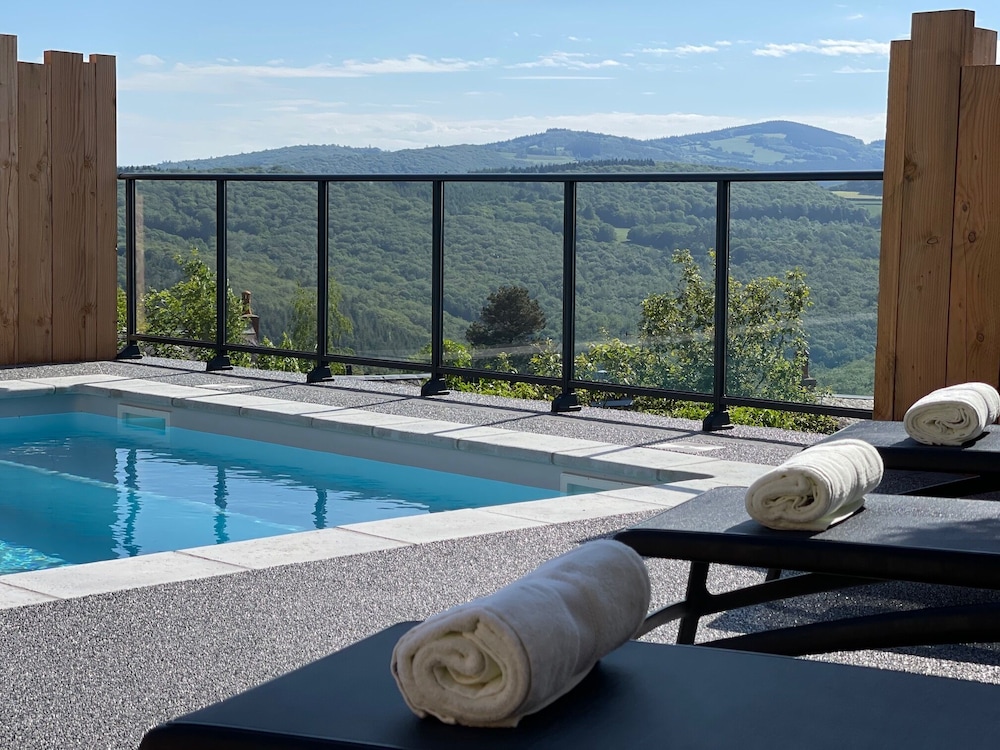 Logis Hôtel Restaurant Au Vieux Morvan au cœur de la Bourgogne Piscine & Spa Hôtel Climatisé — hotel in Chateau-Chinon(Ville)