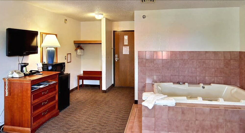 Days Inn & Suites by Wyndham Traverse City - photo 16