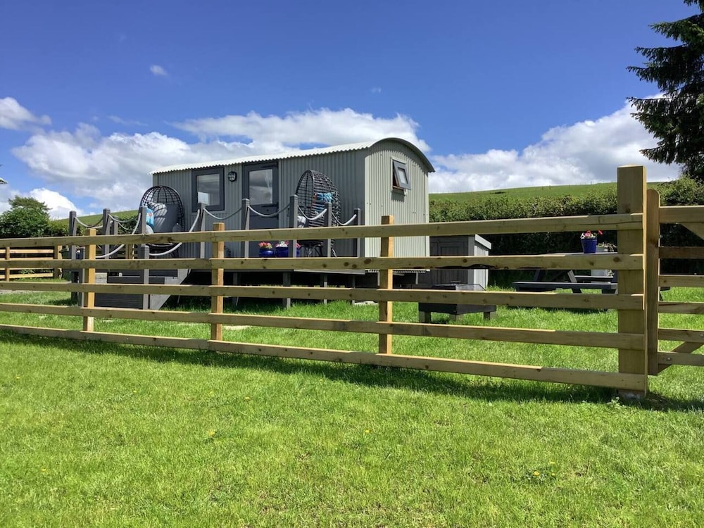 The Shepherds Hut at Hafoty Boeth — hotel in Derwen