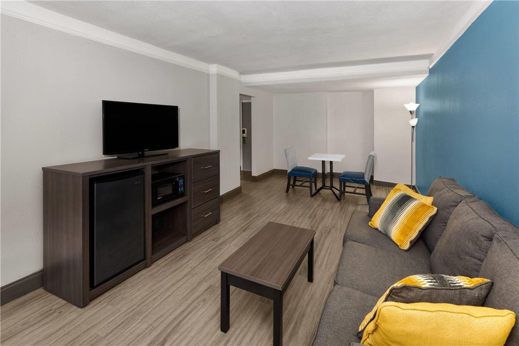 La Quinta Inn & Suites by Wyndham Houston Stafford Sugarland - photo 22