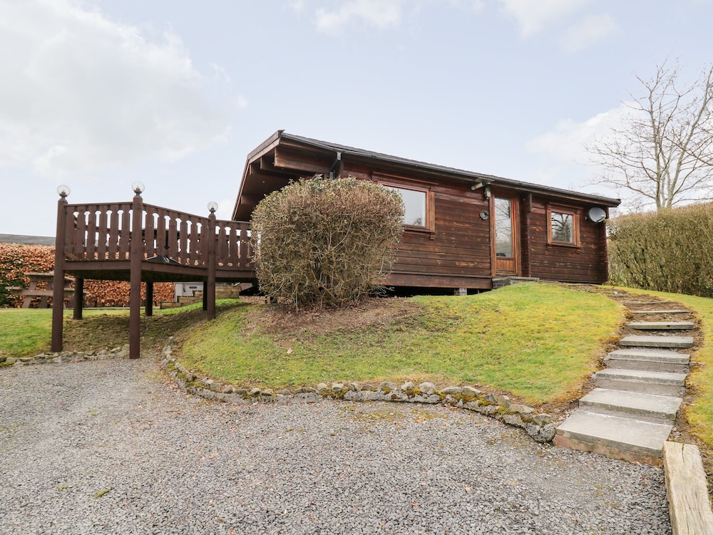 Snowy Owl Lodge — 4-Star Luxury Hotel in Rhayader, United Kingdom