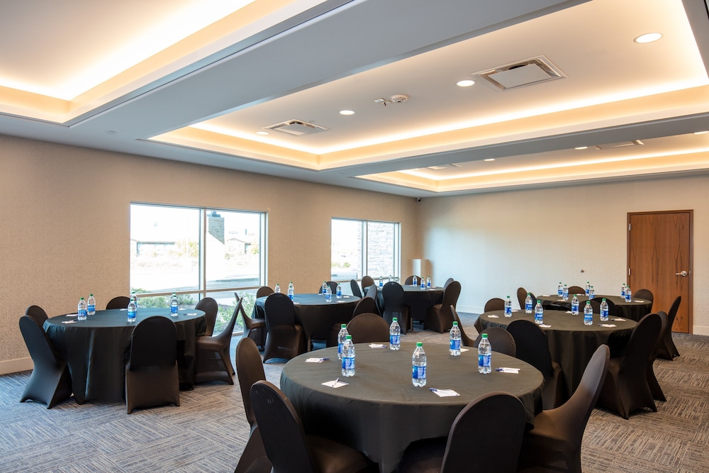 Holiday Inn Express & Suites Beloit by IHG - photo 47