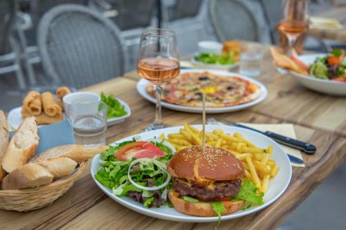 Camping La Pinede — 4-Star Luxury Hotel in Greoux-Les-Bains, France