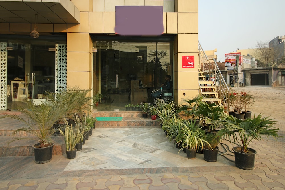 OYO 8240 Golden Park Palam Vihar