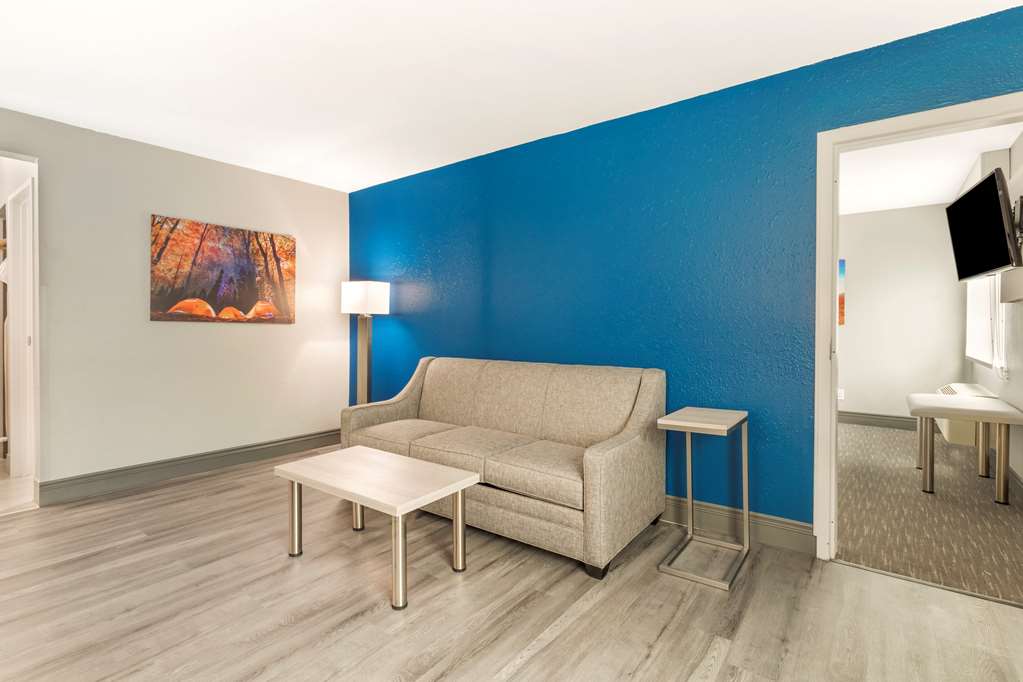 Best Western Plus Magnolia Inn Suites - photo 14
