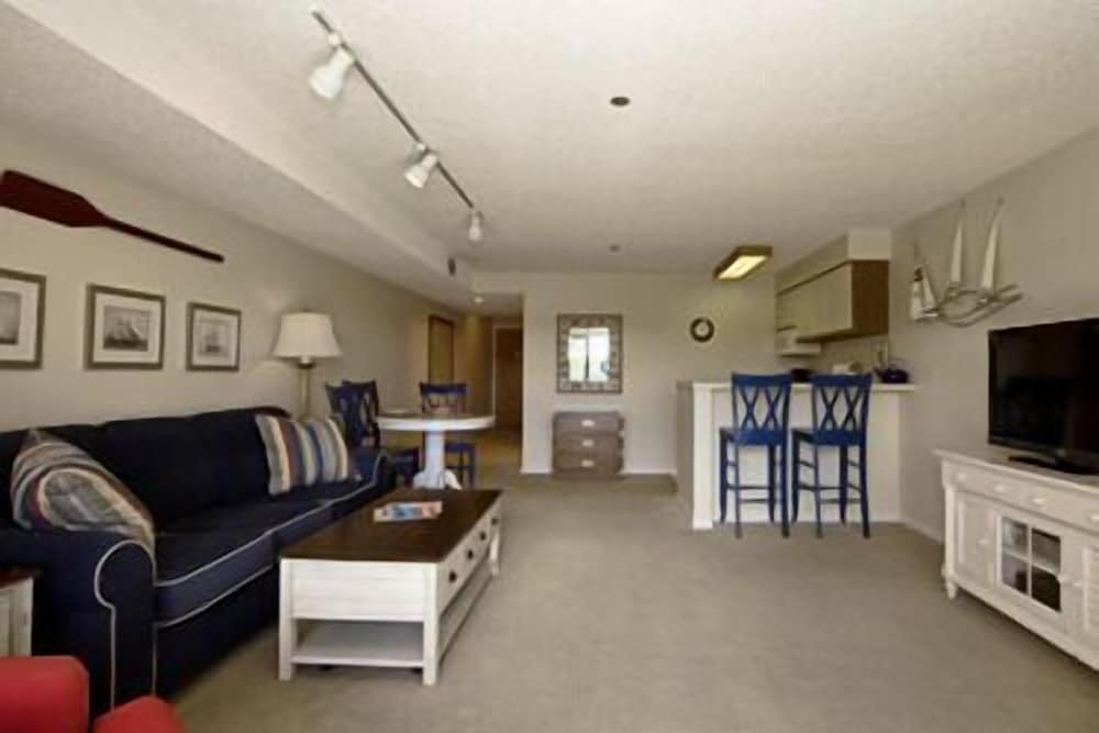 Edgewater Inn Charlevoix - photo 3