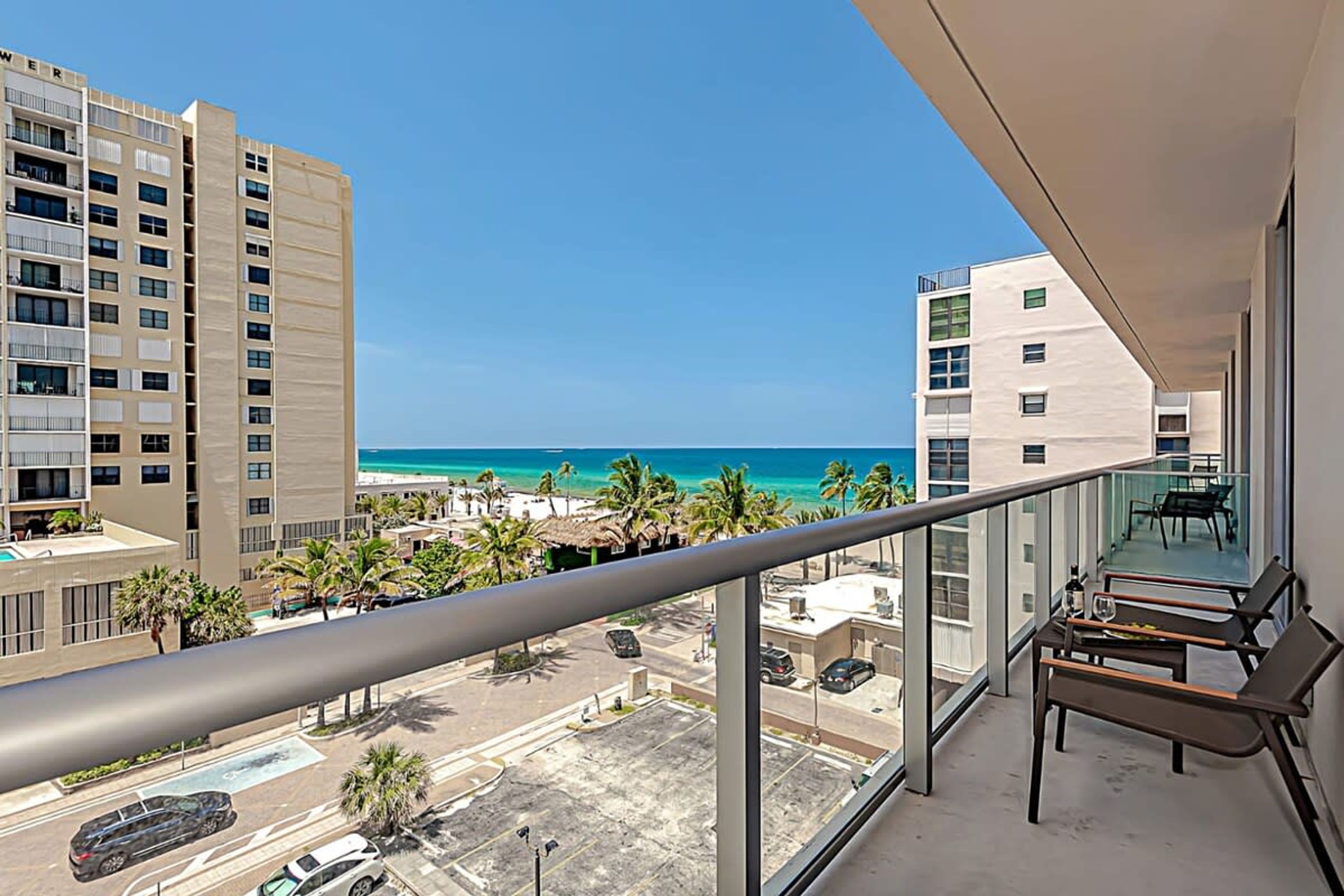 Rooftop Pool Ocean View Balcony Hollywood Beach — 4-Star Luxury Hotel in Hollywood, United States