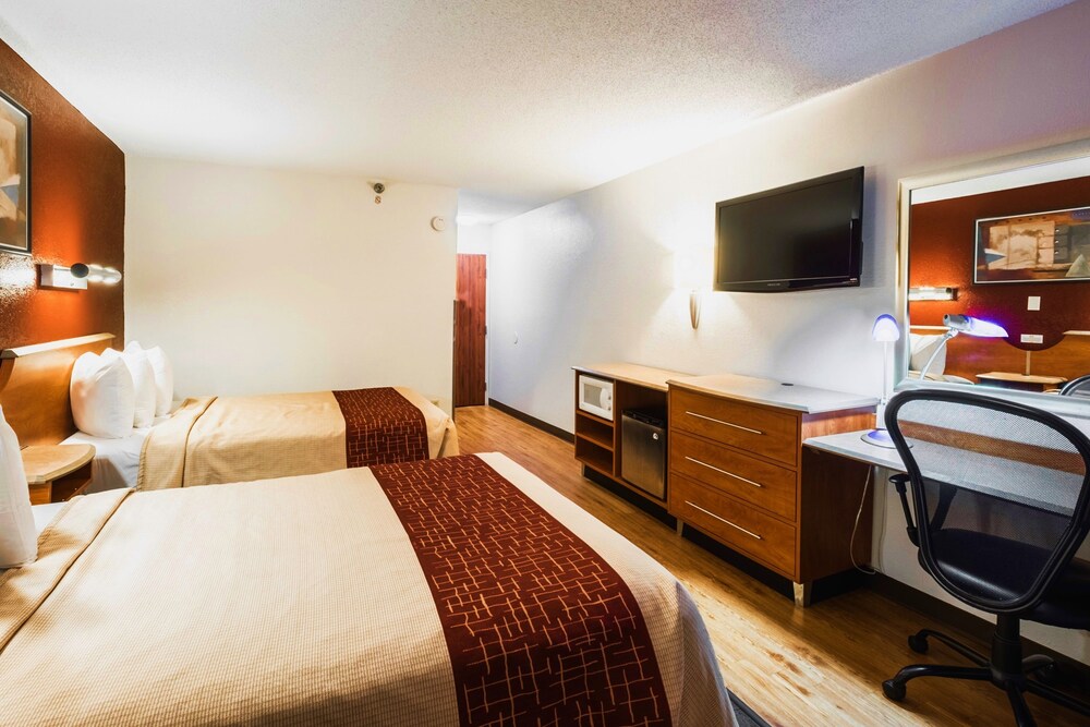 Red Roof Inn & Suites Savannah Gateway - photo 4