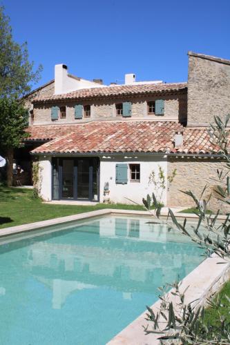 Quiet Provencal bastide with pool close Lourmarin — hotel in Lauris