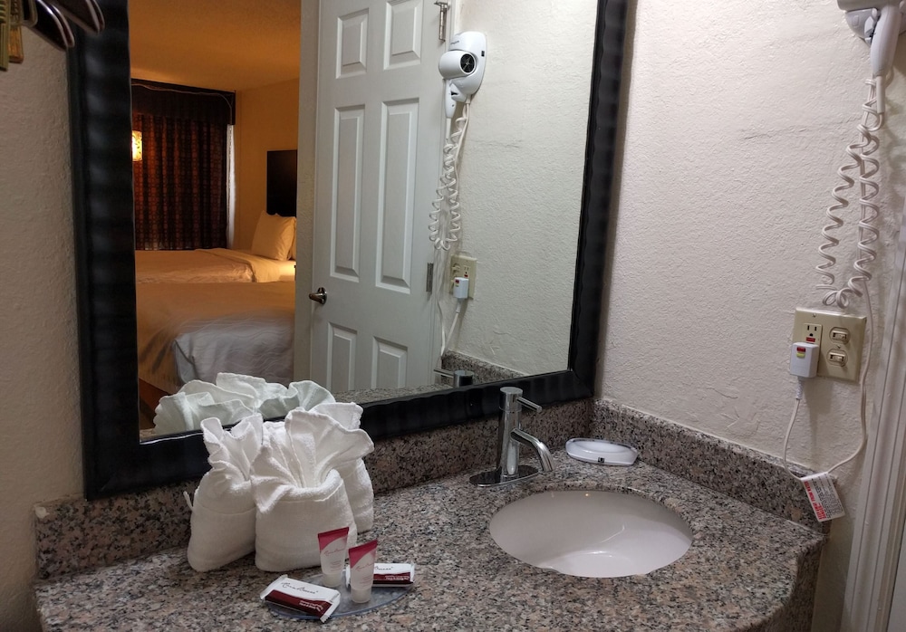Red Carpet Inn Airport and Cruise Port Hotel Fort Lauderdale - photo 20
