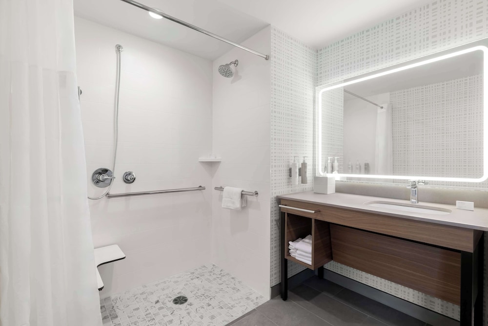 Hampton Inn & Suites by Hilton Corona - photo 36
