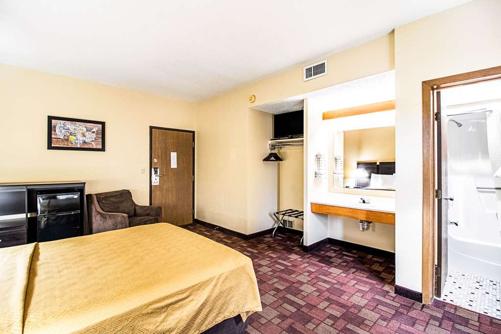 Econo Lodge Watertown - photo 14