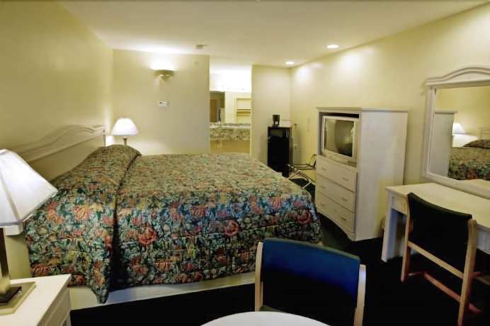 Riviera Inn & Suites - photo 7
