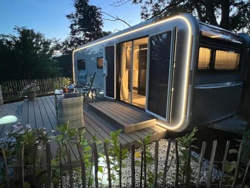 Luxuswohnwagen Dreamer mit Achterwasserblick — 4-Star Luxury Hotel in Seebad Bansin, Germany