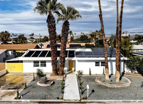 Casa Palma Pool Hot Tub Outdoor Shower & Ping Pong — 4-Star Luxury Hotel in Palm Springs, United States