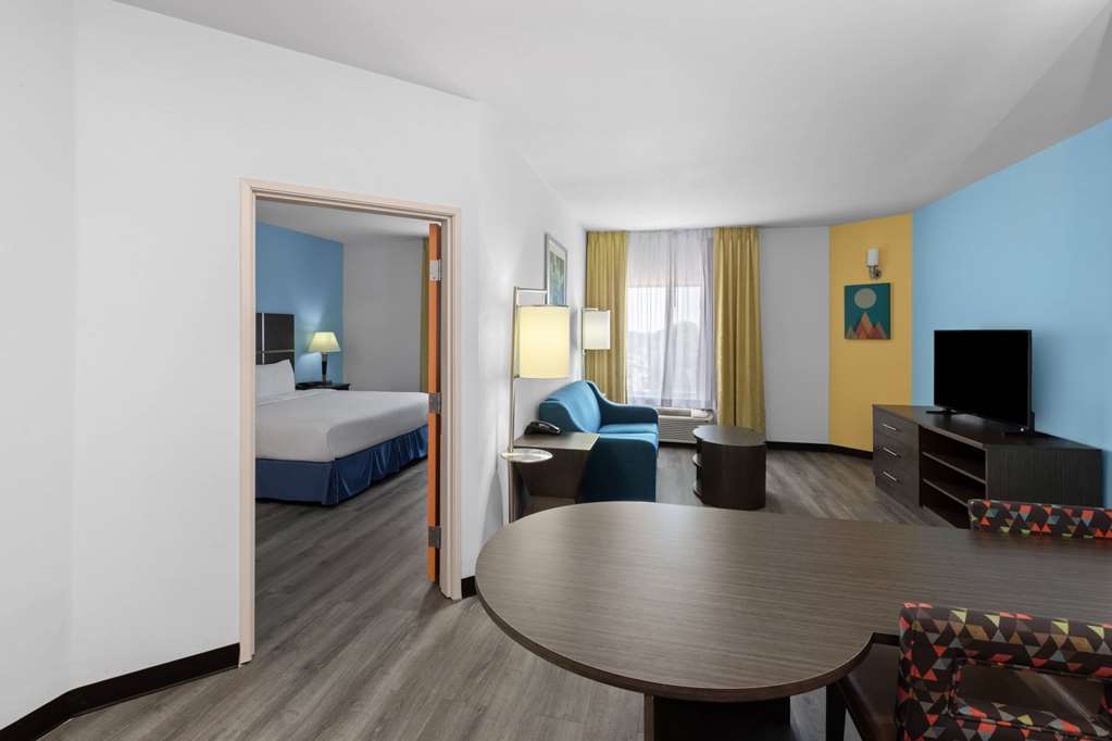 Days Inn & Suites by Wyndham Lubbock Medical Center - photo 35