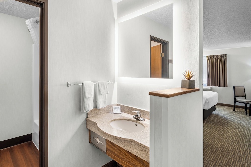 EverSpring Inn & Suites - photo 21