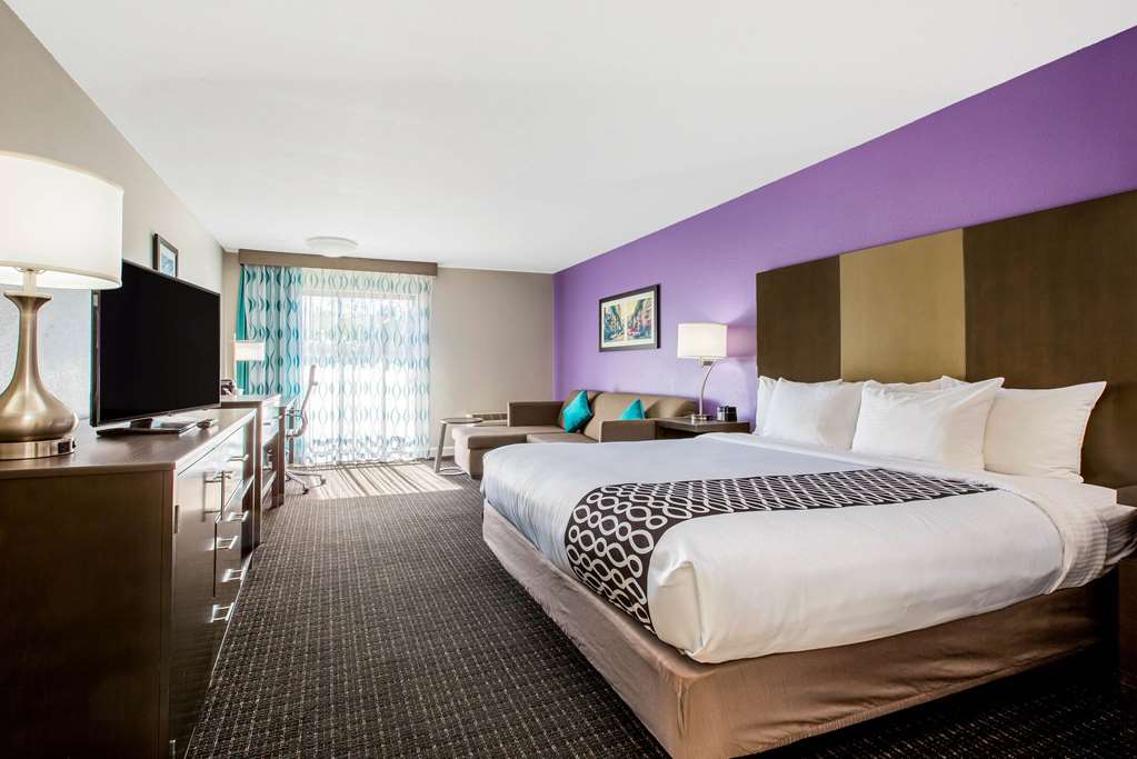 La Quinta Inn & Suites by Wyndham Pomona - photo 22