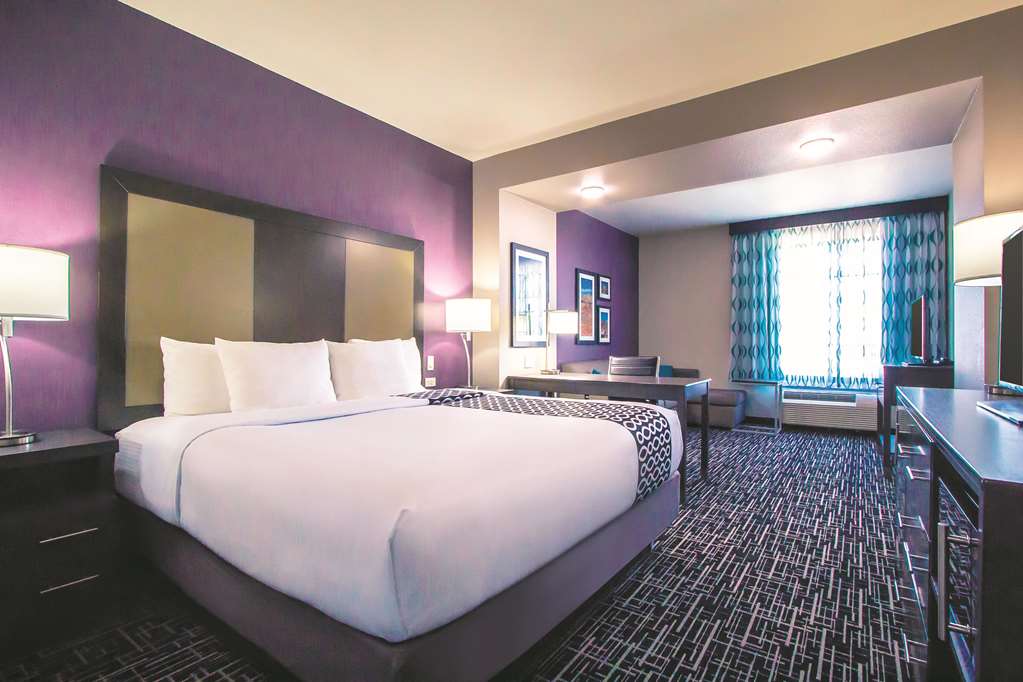 La Quinta Inn & Suites by Wyndham Pampa - photo 38