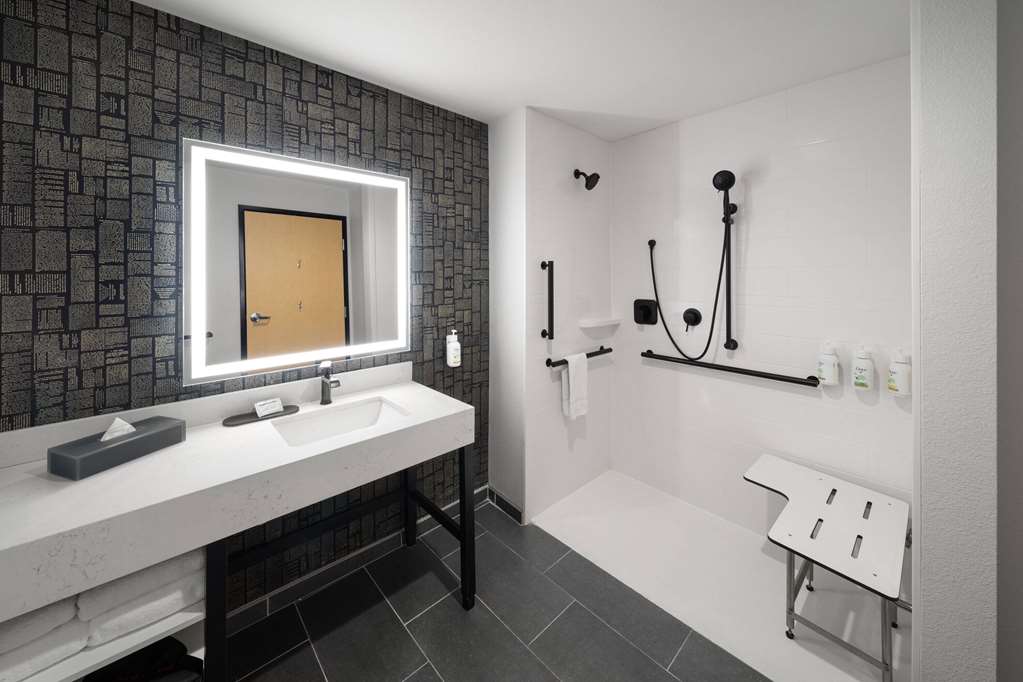 La Quinta Inn & Suites by Wyndham Austin Parmer Tech Ridge - photo 2