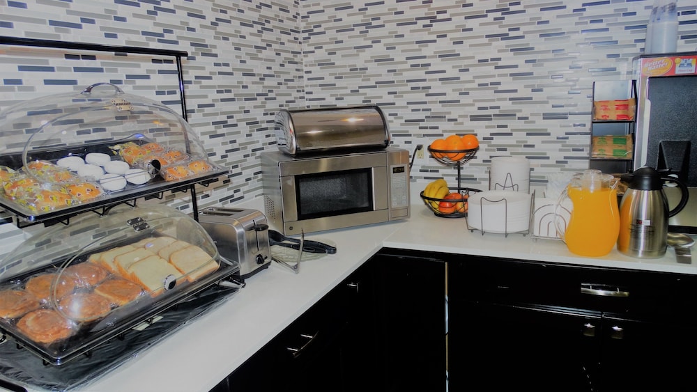Oak Tree Inn & Suites - photo 31