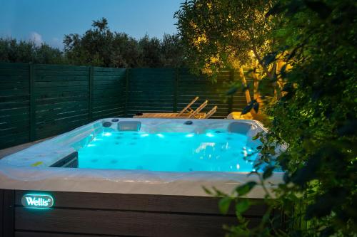 Chrisi`S House with Jacuzzi — 4-Star Luxury Hotel in Moires, Greece