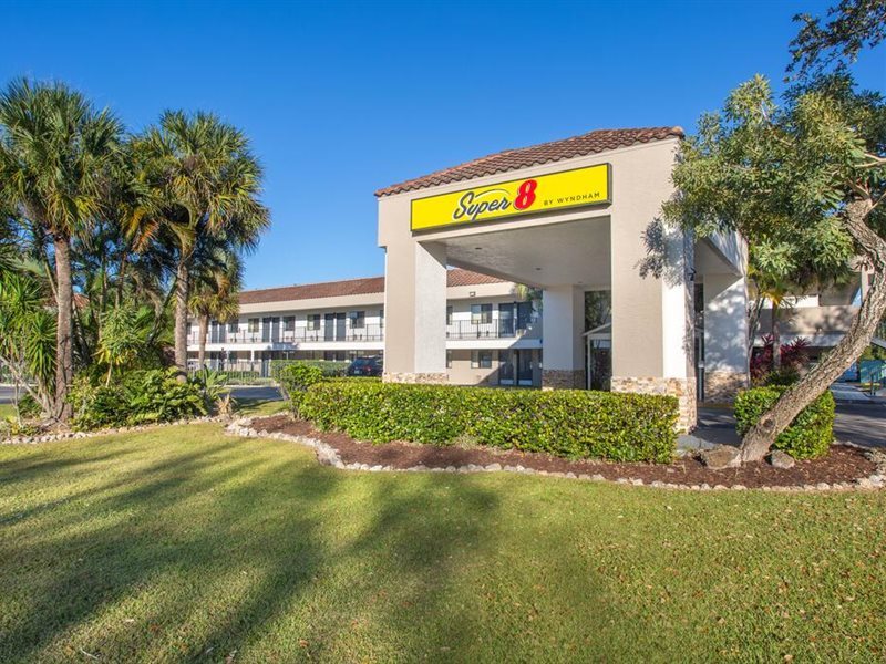 Super 8 by Wyndham Naples - last minute hotel in Naples