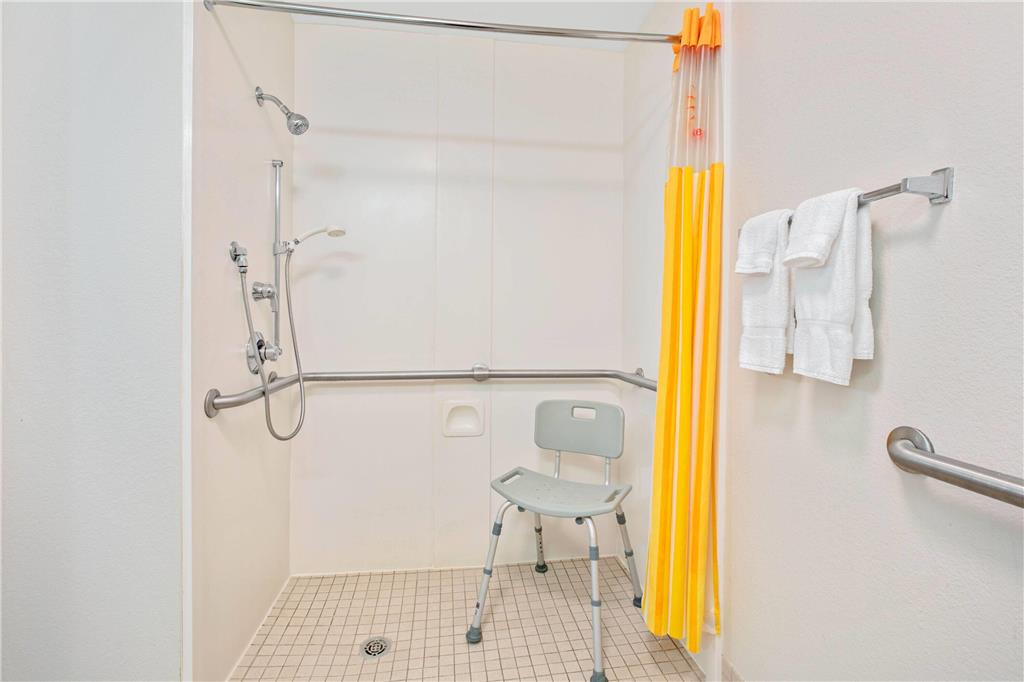 La Quinta Inn & Suites by Wyndham DFW Airport South Irving - photo 17