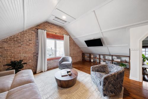 Historic Brick Loft Downtown Free Parking — 4-Star Luxury Hotel in Macon, United States