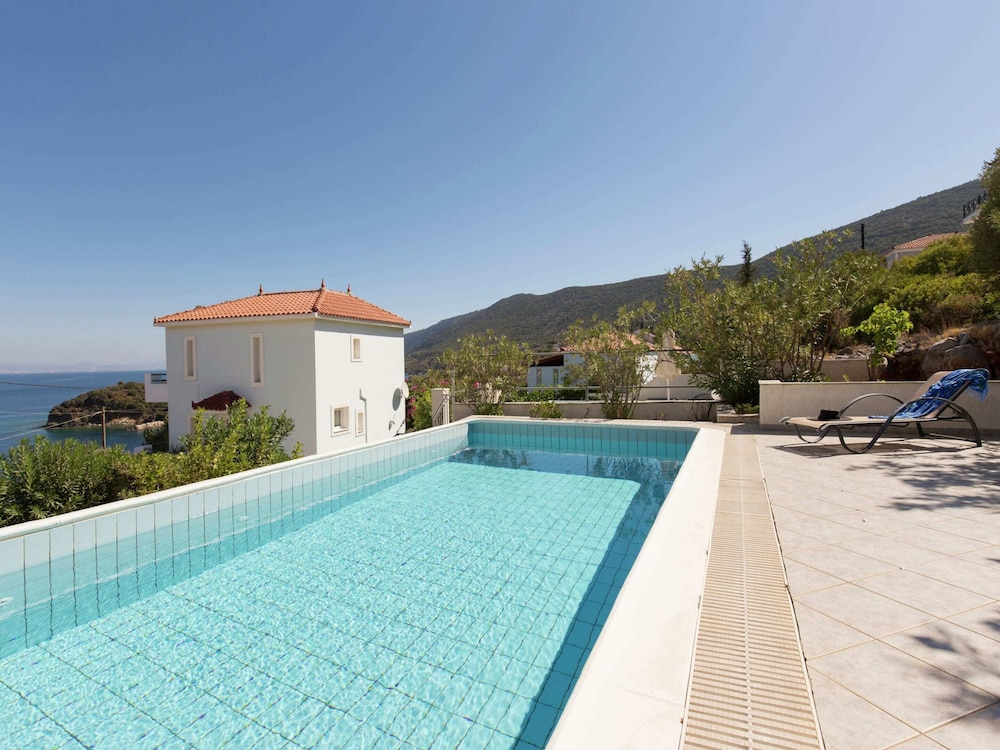 Villa in Samos Near Aghia Paraskevi Beach — 4-Star Luxury Hotel in Agia Paraskevi, Greece