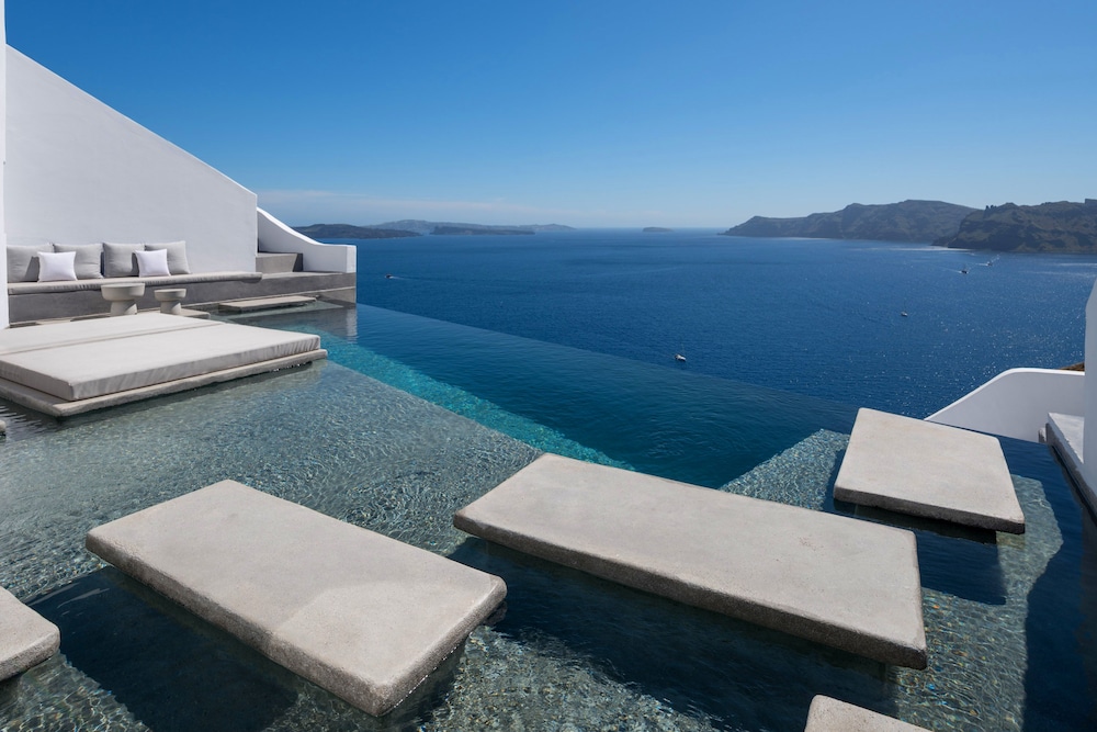 Echoes Luxury Suites in Oia, Greece