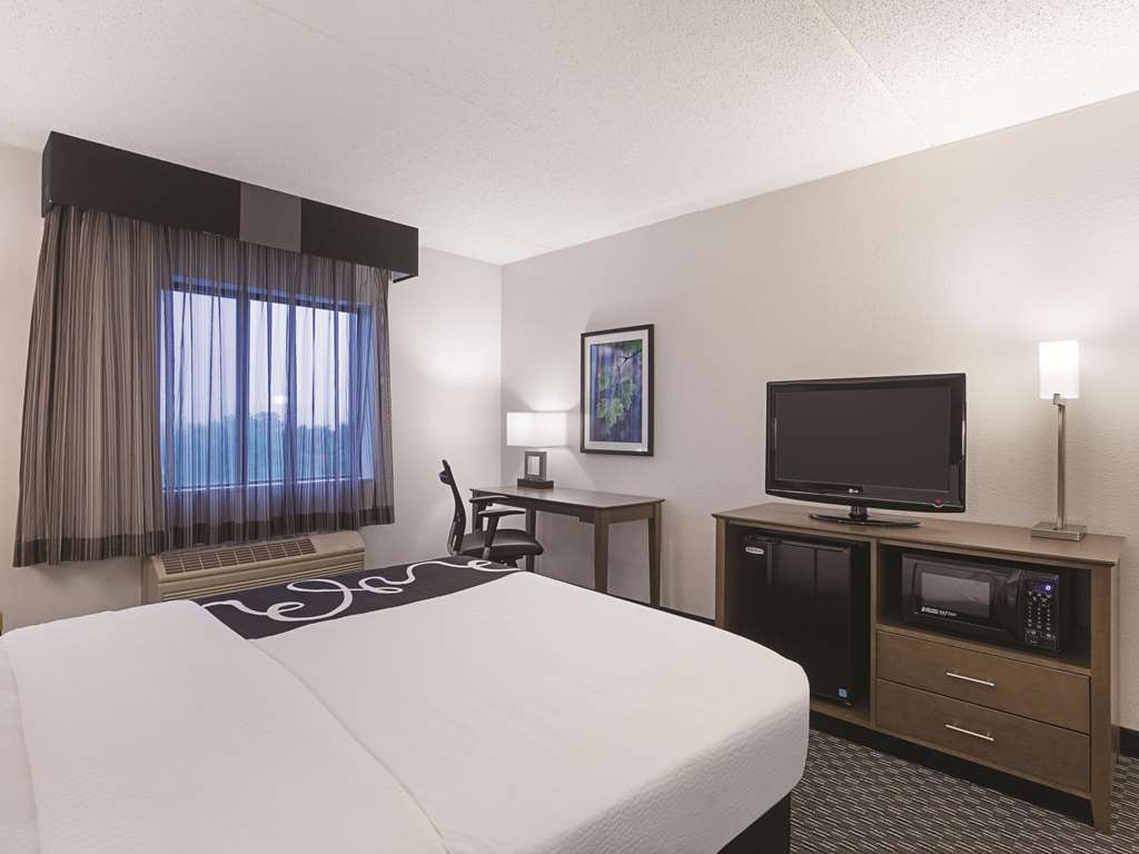 La Quinta Inn & Suites by Wyndham Baltimore BWI Airport - photo 33