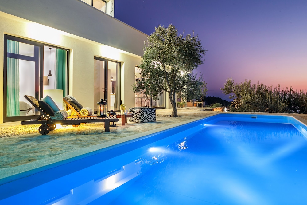 Villa Tres Chic — 4-Star Luxury Hotel in Makarska, Croatia